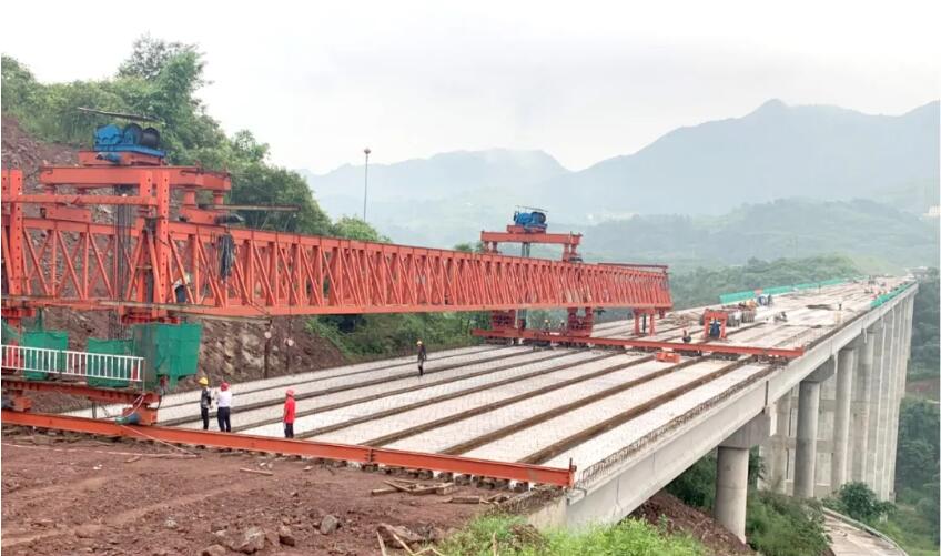 中国政府网:中交一公局集团承建的合川至长寿高速石船互通鸡凤湾大桥预制T梁架设完成